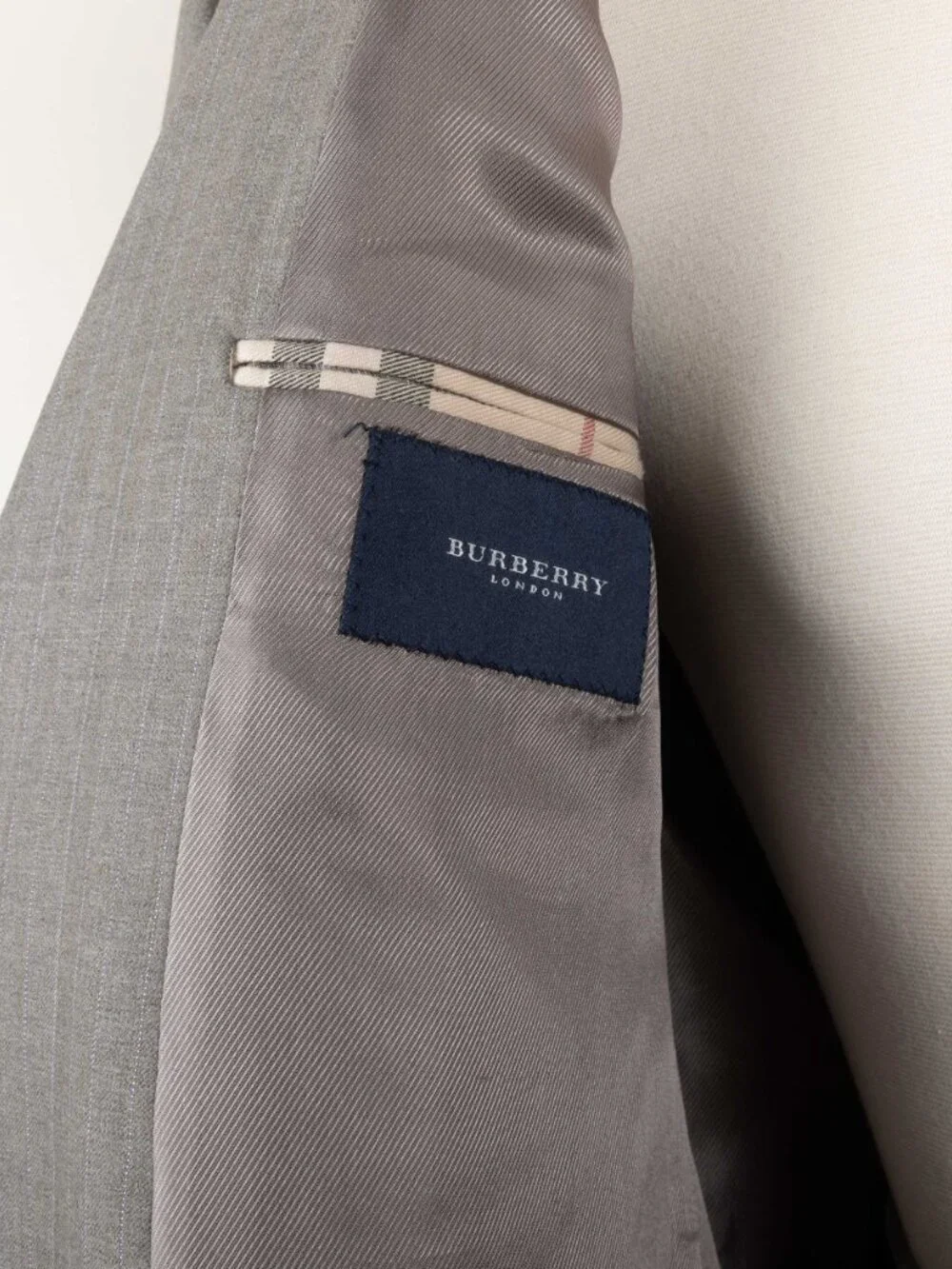 Vintage Y2K Burberry London Men's Grey Pinstripe Wool Suit 44R Pleated Cuffed
